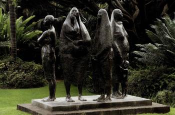 Cuatro mujeres de pie - Four standing women by 
																	Francisco Zuniga
