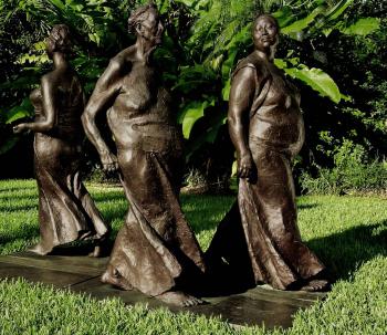 Tres mujeres caminando - Three women walking by 
																	Francisco Zuniga