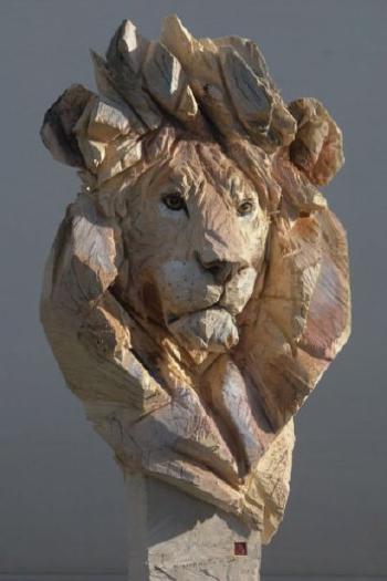 Buste de lion by 
																	Jurgen Lingl Rebetez