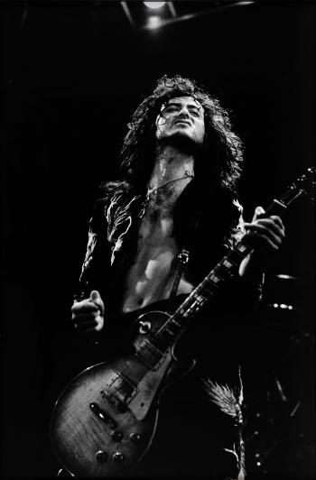 Jimmy Page - Led Zeppelin, Earl's Court, London 23 maj 1975 by 
																	Torbjorn Calvero