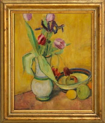 Stillleben mit Tulpen u. Iris in Keramikkrug neben Keramikschale u. Obst by 
																	Eduard Einschlag