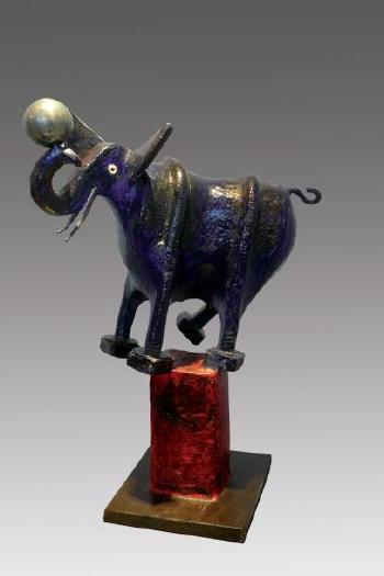 Éléphant bleu à la boule grise by 
																	Eric Valat
