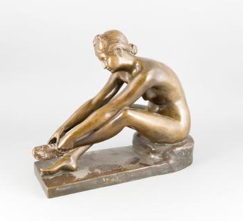 Große, patinierte Bronzefigur einer sitzenden, nackten Dame beim Binden ihres Schuhs by 
																	Ernst Waegener