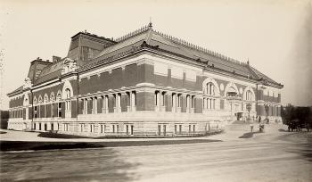 Metropolitan Museum of Art. Empire building by 
																			George P Hall & Son