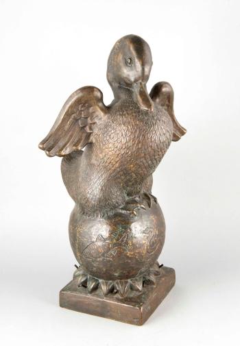 Brunnenfigur in Form einer Ente auf Kugel by 
																	Karl Calwer