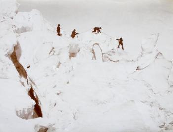 Cordée sur le pont de neige by 
																	Georges Tairraz