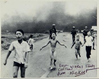 Bambini in fuga da un attacco al napalm, Vietnam by 
																	Nick Ut