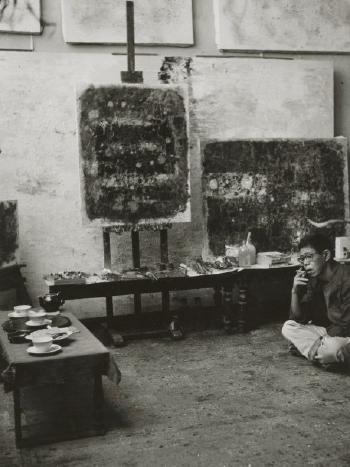 Le peintre Key Sato dans son atelier, Cité Falguière by 
																	Janos Kender