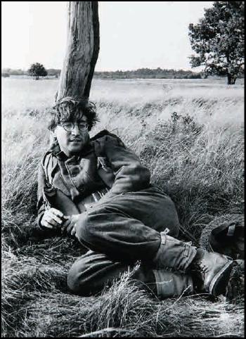 John Lennon in einer Drehpause der Filmarbeiten zu 'How I won the War' by 
																	Gunter Zint