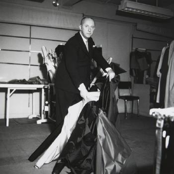 Christian Dior dans son atelier by 
																	Henri Elwing