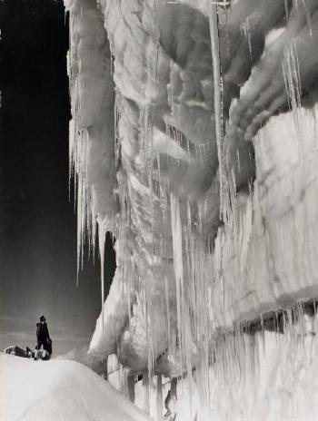 Alpiniste devant un mur de glace by 
																	Georges Tairraz