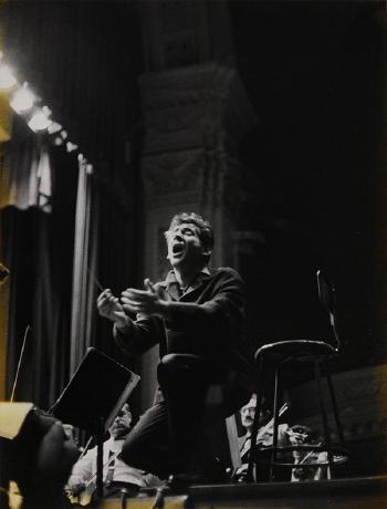Leonard Bernstein conducting Mahler`s second symphony by 
																			Alfred Eisenstaedt