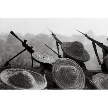 Défense civile et chapeaux de paille, Hanoï, décembre by 
																	 Mai Nam