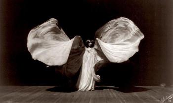 Loïe Fuller exécutant les phases de la Danse Serpentine qu'elle créa en 1892 by 
																			Rupert Carabin