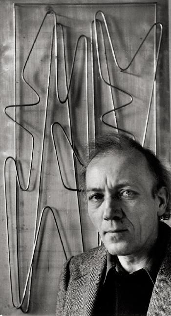 Portrait of the artist Hans Uhlmann (1900 - 1975) in front of one of his metal sculptures by 
																	Fritz Eschen