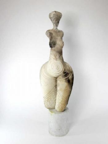 Une femme aux formes genereuses debout by 
																			Bernard Lancelle