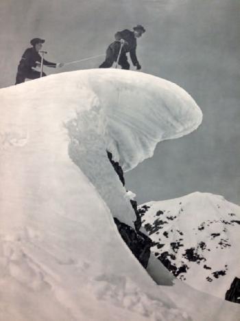 Deux alpinistes sur une corniche by 
																	Georges Tairraz