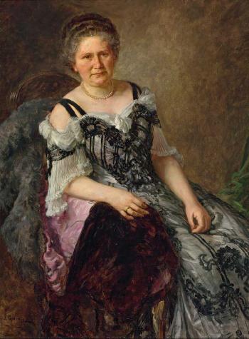Dreiviertelportrait einer sitzenden Dame im Ballkleid mit Perlenkette by 
																	Fritz Georg Papperitz