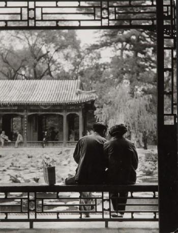 Chine. Amoureux au Palais d’Été au bord du Lac des Lotus by 
																	Ergy Landeau