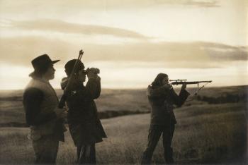 Le FBI surveillant une révolte Sioux, Dakota by 
																	Richard Erdoes