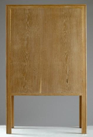 Skåp med två dörrar och bakomliggande hyllinredning by 
																			Gunnar Myrstrand