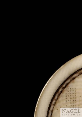 Sehr seltene zylindrische Deckeldose mit umlaufender Mikro-Kalligraphie by 
																			 Yu Shuo