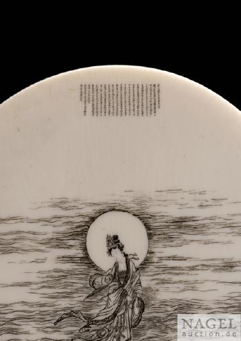 Rundes Panel mit Mikroschnitzerei einer Guanyin by 
																			 Yu Shuo