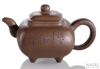 Viereckige Teekanne mit Landschaftsdekor und Inschrift by 
																			 Yu Guoliang