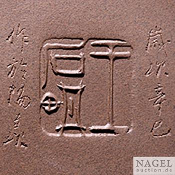 Sechseckige Teekanne mit figürlichem Dekor und Inschrift by 
																			 Wang Shigeng
