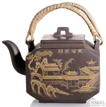 Mehreckige Teekanne mit appliziertem Dekor by 
																			 Tan Quanhai