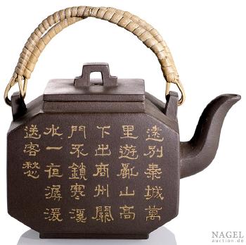 Mehreckige Teekanne mit appliziertem Dekor by 
																			 Tan Quanhai