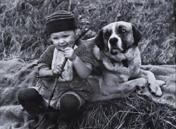 L'enfant et le chien by 
																	Jakob Tuggener
