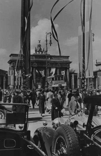 Berlin am Brandenburger Tor by 
																	Alfred Tritschler