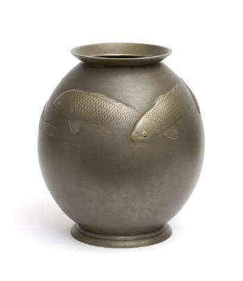 Grand vase six carpes koi joliment détaillées by 
																			Tsuda Joyo