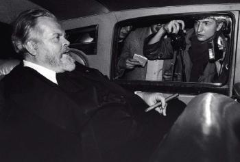 Orson Welles quitte l’hôtel Lancaster dans sa Rolls-Royce, un cigare à la main. 28 février 1982 by 
																	Pascal Rostain