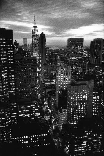 Manhattan, vue des immeubles de la 5e Avenue à la tombée de la nuit by 
																	Benoit Gysembergh