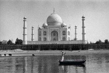 Le Taj Mahal. Mai 1986 by 
																	Benoit Gysembergh