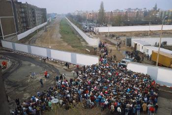 La chute du mur de Berlin. Plusieurs milliers d’Allemands de l’Est se rendent à l’Ouest pour y passer le week-end. 13 novembre 1989 by 
																	Benoit Gysembergh