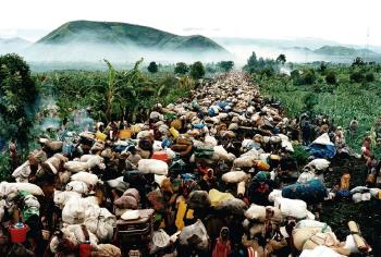 Réfugiés au Zaïre après les crimes commis sur les Tutsis en 1994, des milliers de Hutus doivent quitter le pays pour rentrer chez eux, au Rwanda. Novembre 1996 by 
																	Benoit Gysembergh