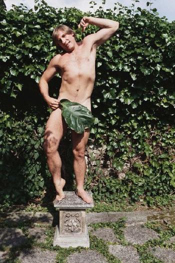 Gérard Depardieu posant nu sur un piédestal. 17 juin 1983 by 
																	Richard Jeannelle