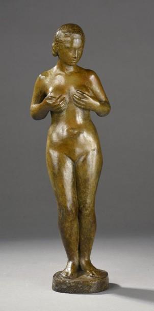 Femme se tenant les seins by 
																			Marcel Damboise