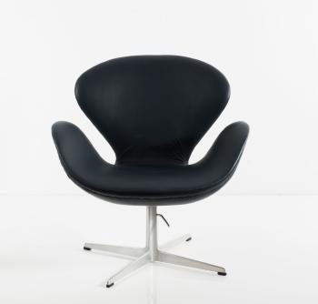 'Swan' chair by 
																			 Fritz Hansen