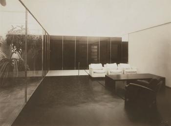 Der Glasraum, Wohnbereich mit Bücherwand in der Werkbund-Ausstellung 'Die Wohnung' by 
																	Walter Lutkat