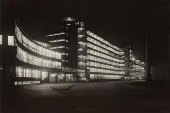 Fabrikgebäude Van Nelle, Rotterdam (day and night view) by 
																			Evert Marinus van Ojen