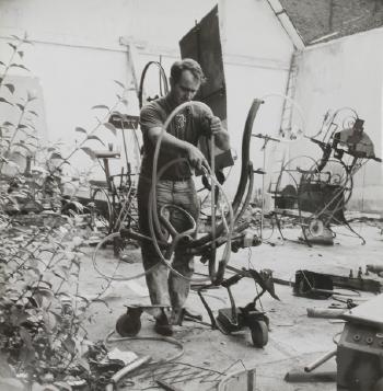 Jean Tinguely dans son atelier by 
																	Nathalie Waag