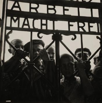 Les enfants devant la grille du camp et la terrible devise: Le travail rend libre by 
																	Maurice Zalewski