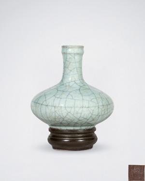 A Ge Yao Vase by 
																	 Xu Chaoxing