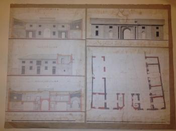 Planimetrie eines Teiles des Wohngebäudes in Gorlago (Bergamo). Projekt des neuen Eingangs des Hauses in Gorlago (Bergamo) Fassade, Grundriss und Querschnitt by 
																			Giovanni Rudelli