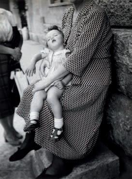 Le sommeil de l'enfant, Rome, juin 1950 by 
																	Yvette Troispoux