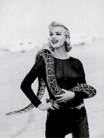 Eva Herzigova et son python de Java, Arles, 20 juin 1992 by 
																	Jacques Olivar